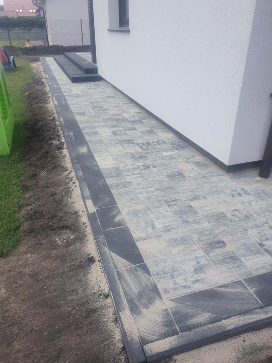 Opaska wokół domu z kostki brukowej melanż z grafitowym obrzeżem